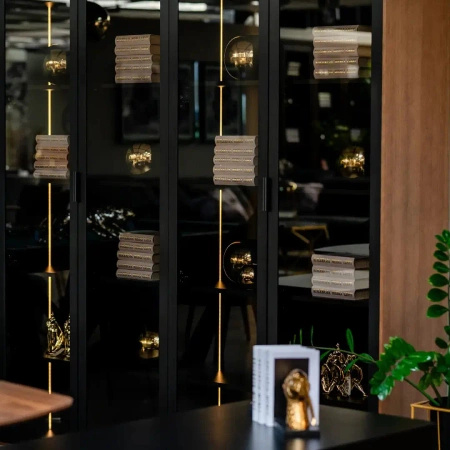 Biblioteczka luskusowa czarna/dąb orzech 4-drzwiowa 39x201x223 cm Slim Office