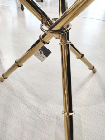 Stolik kawowy Musa 60/60/52cm ze szklanym ciemnym blatem i ozdobnymi kołatkami złoty