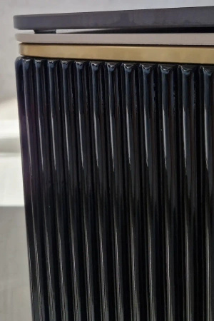 Komoda czarna Violino glamour ze złoceniami i czarnym blatem ze spieku