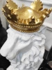 Figurka dekoracyjna dostojny biały lew w złotej koronie na niskim postumencie Lion White