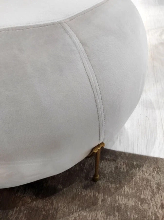 Pufa szara Royan 80/40cm z dystyngowanymi złotymi nóżkami