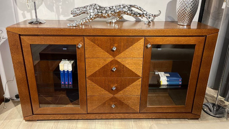 Komoda 185 cm przeszklona z intarsją dąb kasztanowy CUBE