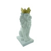 Figurka dekoracyjna dostojny biały lew w złotej koronie na niskim postumencie Lion White