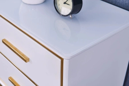 Szafka nocna Laval 60/60,5/40cm z białego szkła hartowanego i o złotym wykończeniu