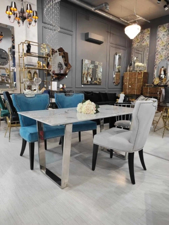 Krzesło Vittdria 58/65/95cm tapicerowane niebieskim welurem ze srebrnym uchwytem i srebrnymi nitami