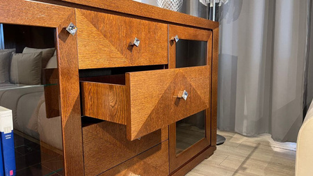 Komoda 185 cm przeszklona z intarsją dąb kasztanowy CUBE