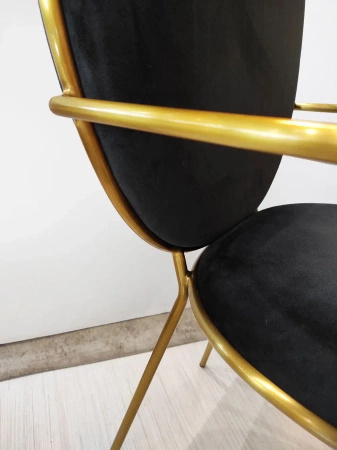 Krzesło czarne Etienne 50/95/48cm o eterycznej i lekkiej formie