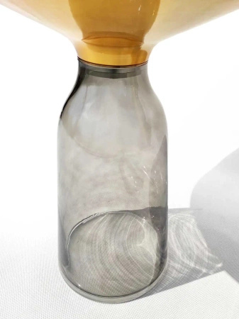 Stolik kawowy glamour Bottle Table 50/53cm szaro-złoty osadzony na szklanej nodze
