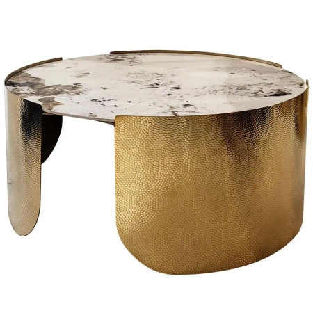 Stolik kawowy glamour Coccodrillo L glamour z blatem ze spieku osadzony na złotym stelażu 90/90/42 cm