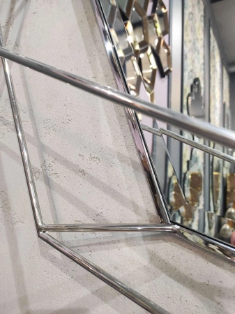 Lustro Massei I 92/105cm o nieregularnym wielokątnym kształcie ze srebrną metalową ramą