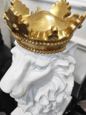 Figurka dekoracyjna dostojny biały lew w złotej koronie na niskim postumencie Lion White