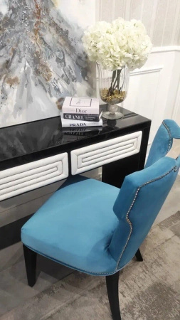 Krzesło Vittdria 58/65/95cm tapicerowane niebieskim welurem ze srebrnym uchwytem i srebrnymi nitami