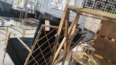 Fotel Florene 66/71/85cm tapicerowany czarnym welurem w złotej chromowanej ramie