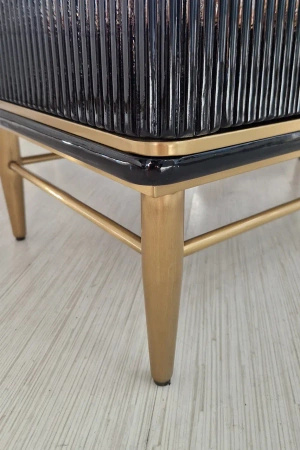 Komoda czarna Violino glamour ze złoceniami i czarnym blatem ze spieku