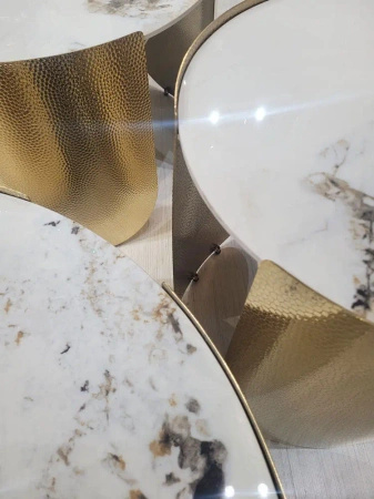 Stolik kawowy Coccodrillo S glamour z blatem ze spieku osadzony na złotym stelażu 50/50/55cm