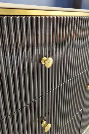 Komoda czarna Violino glamour ze złoceniami i białym blatem ze spieku