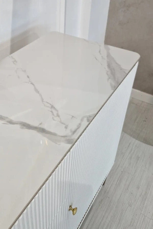 Komoda biała Violino glamour ze złoceniami i blatem ze spieku