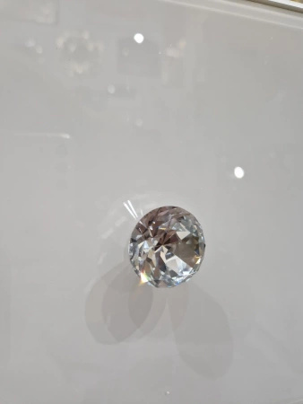 Szafka nocna Milan 50/40/66cm z białego szkła na złotych nóżkach