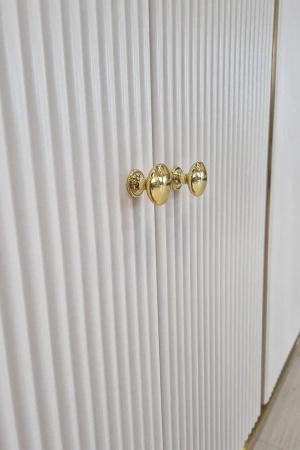 Komoda biała Marion glamour ryflowana ze złoceniami