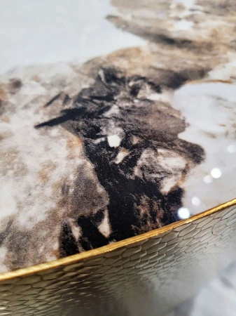 Stolik kawowy glamour Coccodrillo L glamour z blatem ze spieku osadzony na złotym stelażu 90/90/42 cm