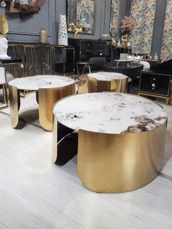 Stolik kawowy glamour Coccodrillo L glamour z blatem ze spieku osadzony na złotym stelażu 90/90/42 cm