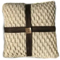 Poduszka dekoracyjna beżowa w wypukłe kwadraty 45x45