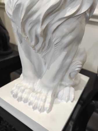 Figurka dekoracyjna dostojny biały lew w złotej koronie na niskim postumencie Lion White