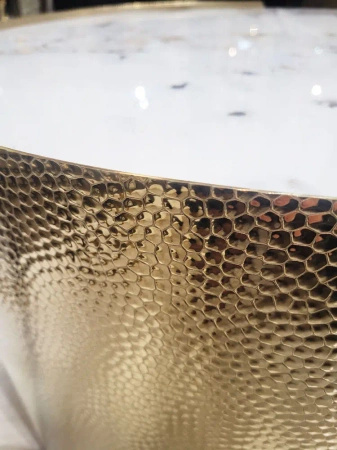 Stolik kawowy glamour Coccodrillo L glamour z blatem ze spieku osadzony na złotym stelażu 90/90/42 cm