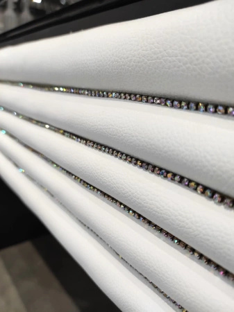 Konsola czarna Belluno 120/42/78cm połyskująca z białymi skórzanymi obiciami szafek ozdobionymi cyrkoniami