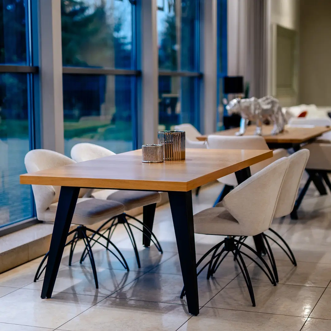 Rozkładany stół skandynawski w sklepie meblowym Comodivo