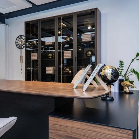 Biblioteczka luskusowa czarna/dąb orzech 4-drzwiowa 39x201x223 cm Slim Office