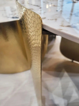 Stolik kawowy glamour Coccodrillo L glamour z blatem ze spieku osadzony na złotym stelażu 90/90/42 cm