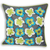 Poduszka zewnętrzna tarasowa w kolorze szarym w naszyte wielokolorowe kwiaty