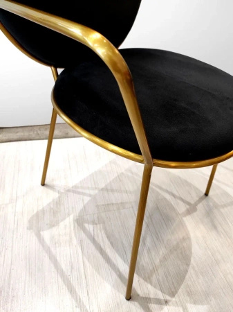 Krzesło czarne Etienne 50/95/48cm o eterycznej i lekkiej formie