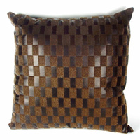 Poduszka dekoracyjna w geometryczne brązowe kwadraty ze skóry 45x45